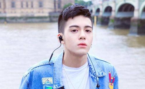 曾舜晞手机吃瓜,揭秘明星私生活背后的真相