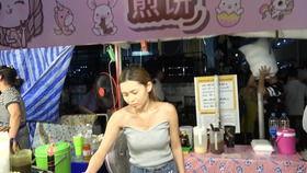 街头吃瓜美女,揭秘都市女性的闲适生活