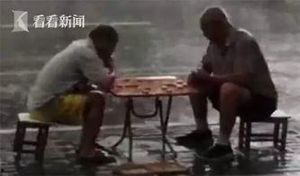 天津大爷暴雨吃瓜,诠释城市生活百态