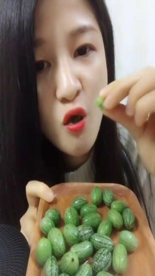 美女吃蜜瓜包,美女的夏日美味时光