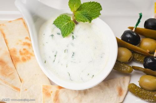 吃酸奶可以吃哈麦瓜吗,健康美味两不误