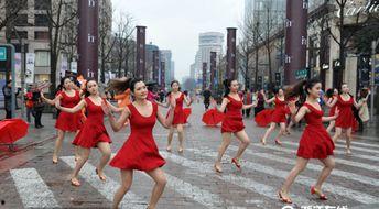 开学舞蹈吃瓜,吃瓜群众围观校园风采